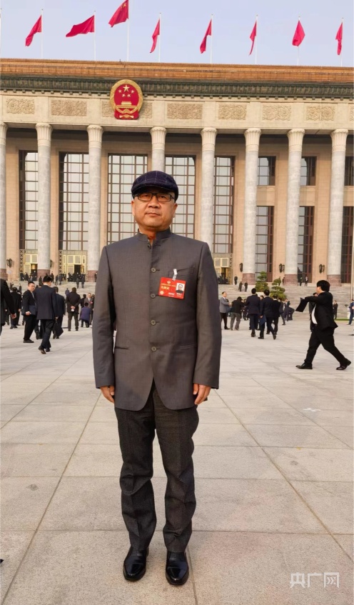 九游app：2024听两会丨“新中式”成顶流！全国政协委员、故宫博物院党委书记都海江：构建新时代中华礼仪服饰体系(图1)