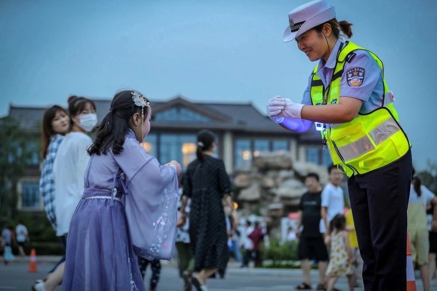 九游体育：国潮风起中国年轻一代重拾“华服”文化(图4)