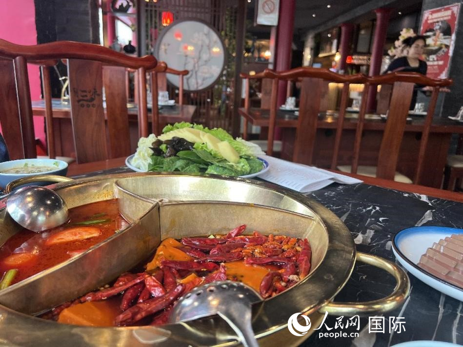 中国文化出海的另一种形式：一碗劲辣面吸引法国年轻人