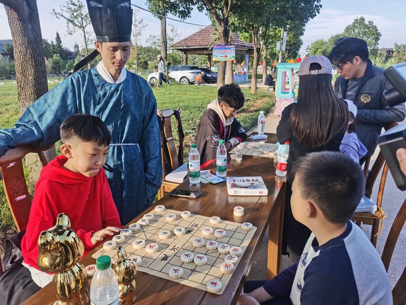 九游app：修文：国庆嘉年华带游客体验“国潮”文化(图2)