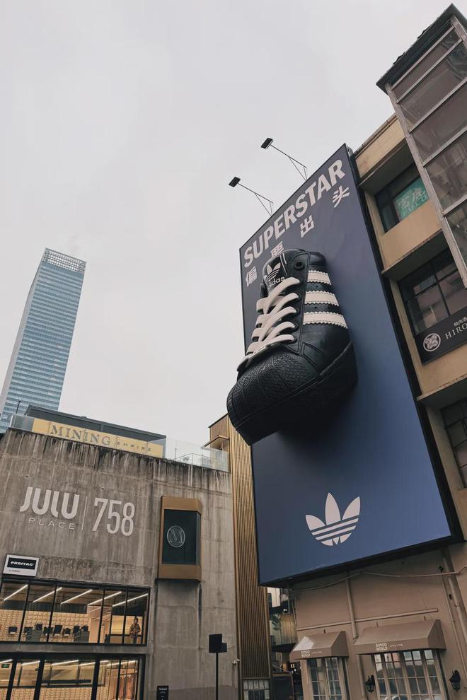 adidasOriginals在上海街头“搞事情”尺度有点大(图5)