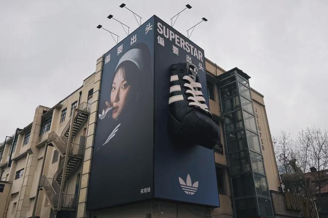 adidasOriginals在上海街头“搞事情”尺度有点大(图6)