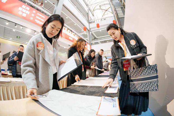 织锦为脉智造为翼！“锦韵潮城·许村杯”2025中国（海宁）时尚面料创新竞赛评审会成功举行(图4)