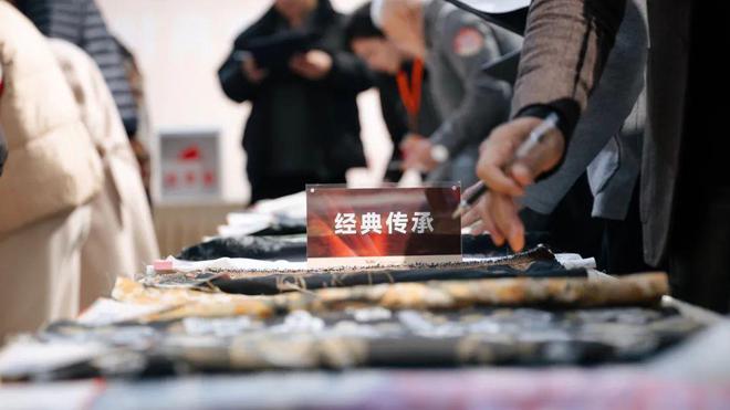 织锦为脉智造为翼！“锦韵潮城·许村杯”2025中国（海宁）时尚面料创新竞赛评审会成功举行(图6)