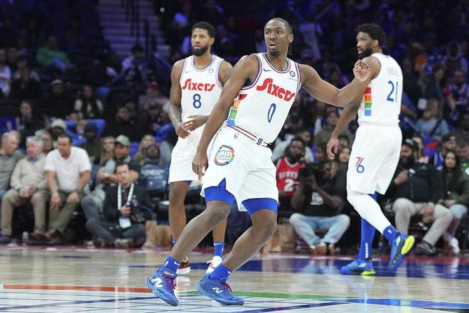 NBA一夜｜六巨星失去评奖资格詹东合体战掘金布克送球鞋(图11)