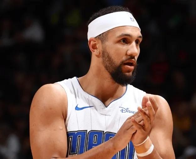 NBA一夜｜六巨星失去评奖资格詹东合体战掘金布克送球鞋(图10)