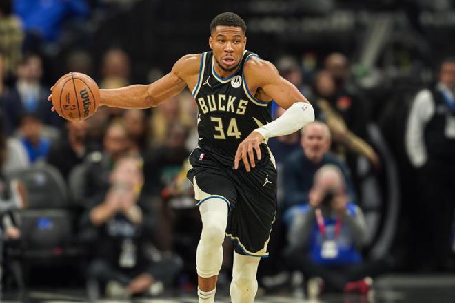 NBA一夜｜六巨星失去评奖资格詹东合体战掘金布克送球鞋(图4)