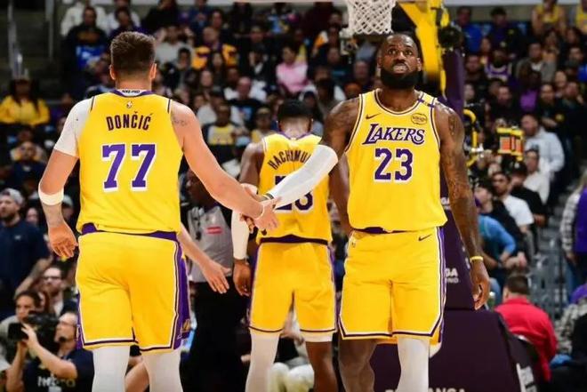 NBA一夜｜六巨星失去评奖资格詹东合体战掘金布克送球鞋(图2)