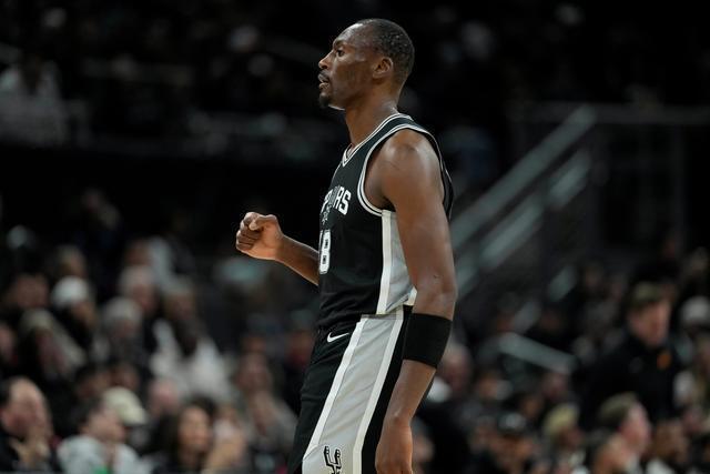 NBA一夜｜六巨星失去评奖资格詹东合体战掘金布克送球鞋(图6)