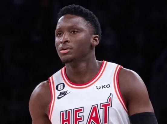 NBA一夜｜六巨星失去评奖资格詹东合体战掘金布克送球鞋(图5)
