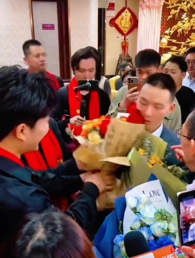 九游体育：解清帅到场见证谢岳父子团圆感人瞬间触动人心(图3)