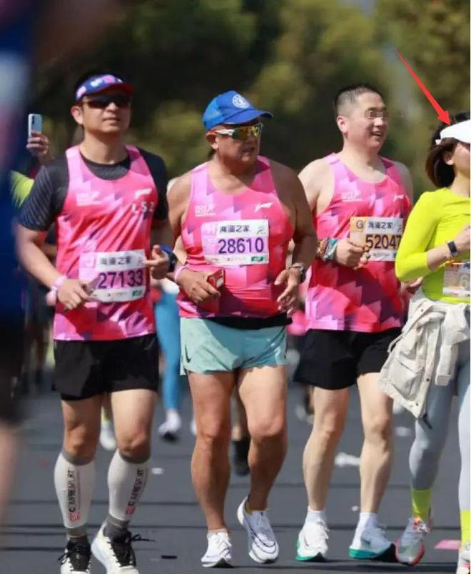 九游体育：无锡马拉松“野鸳鸯”事件后续！更多照片被扒公司和拍摄者回应(图3)