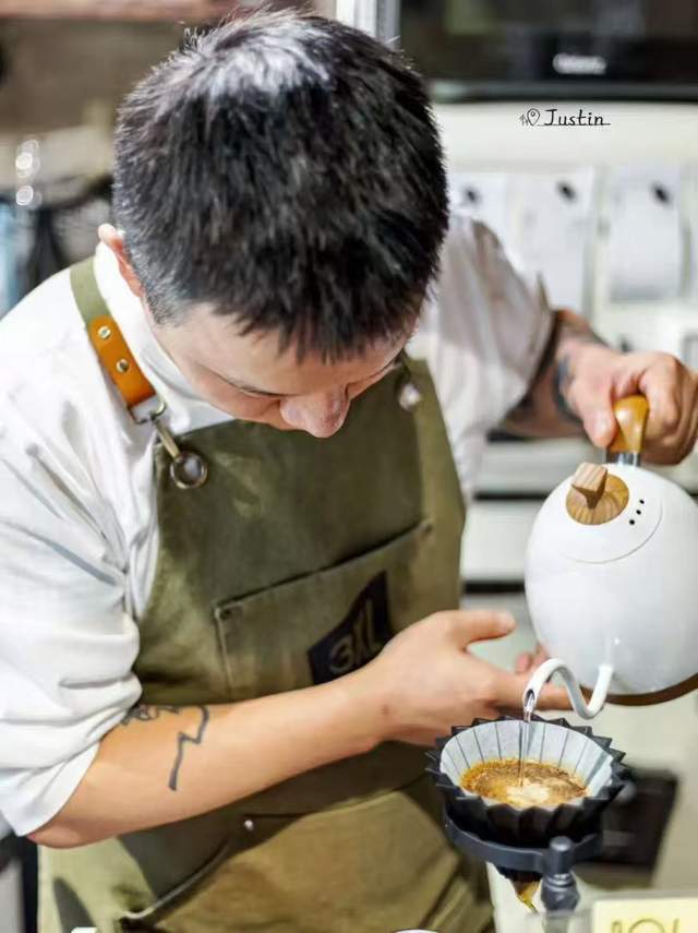 九游app入口：消费热年味浓丨这些年轻人让潮流消费更“新”更“潮”