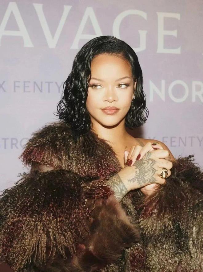 Lisa、王嘉尔加持LV潮鞋出圈！Rihanna、NewJeans联名款释出(图7)