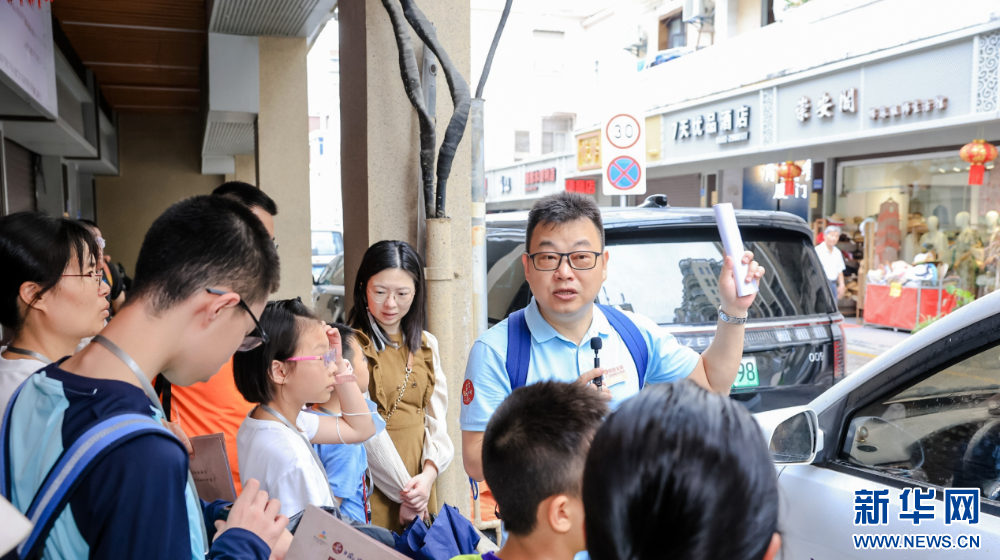 组图丨漫步百年老街感受传统文化与国潮来袭-新华网(图5)