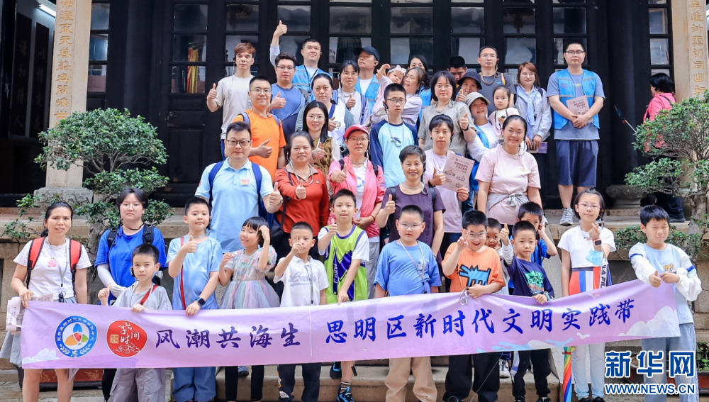 组图丨漫步百年老街感受传统文化与国潮来袭-新华网(图2)