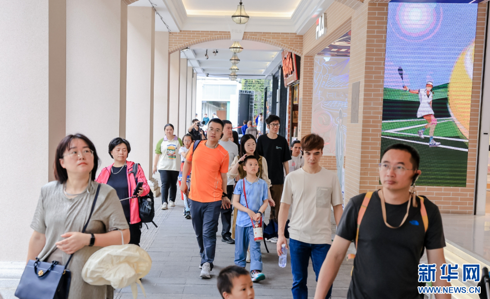 组图丨漫步百年老街感受传统文化与国潮来袭-新华网(图3)