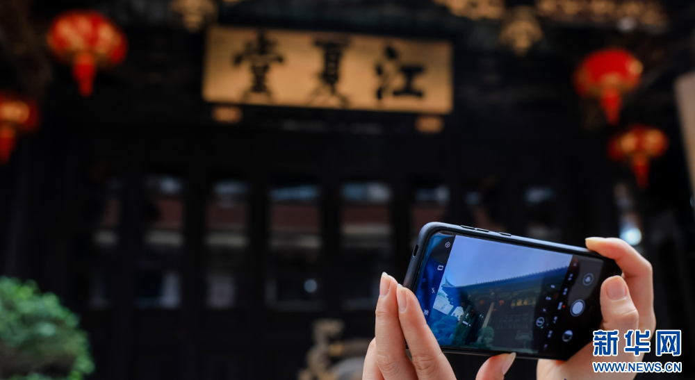 组图丨漫步百年老街感受传统文化与国潮来袭-新华网(图6)