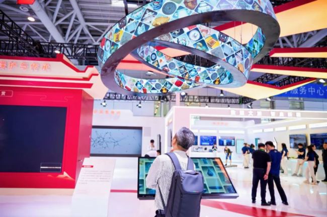 数字中国直击：国家文化和旅游部、多省市领导莅临展位指导丨洲明光显创新成果集中亮相(图2)