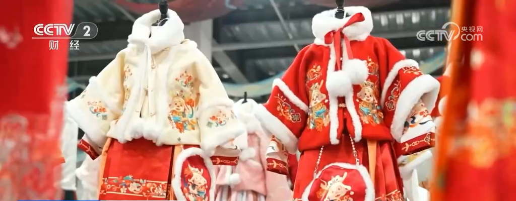 九游app入口：文化自信是底气历史“穿”身上！“拜年服”订单爆满“国潮”产品受热捧(图3)