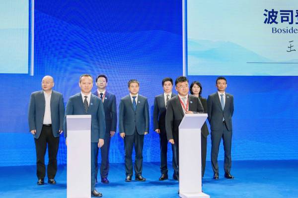 九游app：品牌时尚科技新高度丨波司登闪耀2025世界品牌莫干山大会(图2)