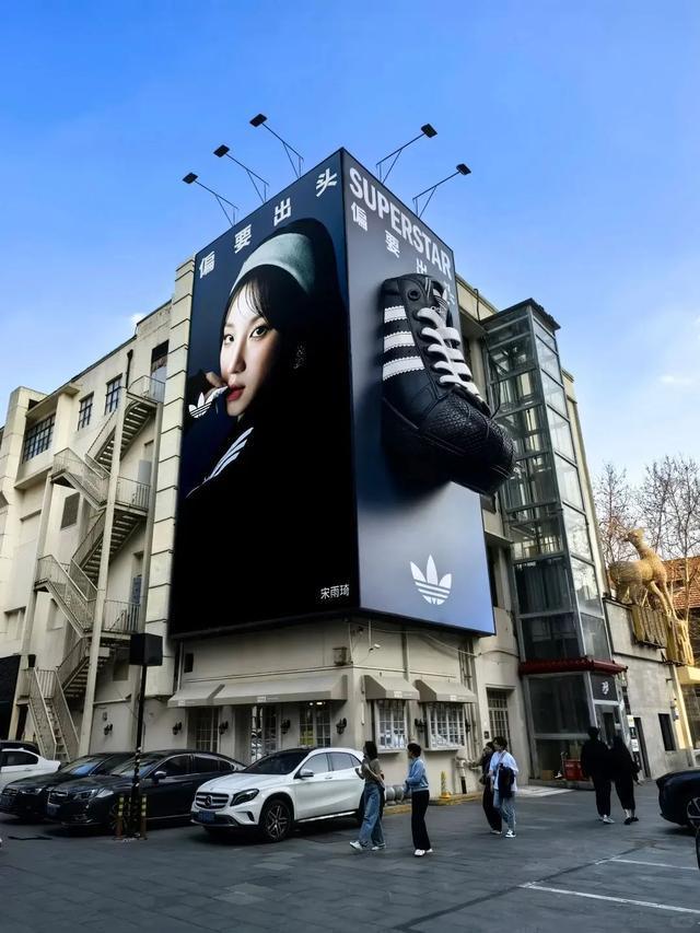 九游体育：Adidas品牌首个“贝壳头街区”就在静安永源路！(图2)