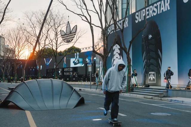 九游体育：Adidas品牌首个“贝壳头街区”就在静安永源路！(图5)