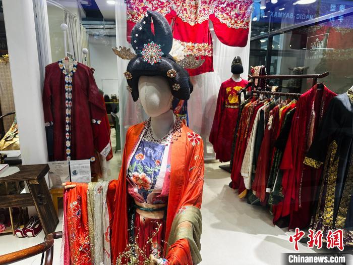 九游体育：“国潮”崛起下传统汉服与“新中式”何以“花开并蒂”？