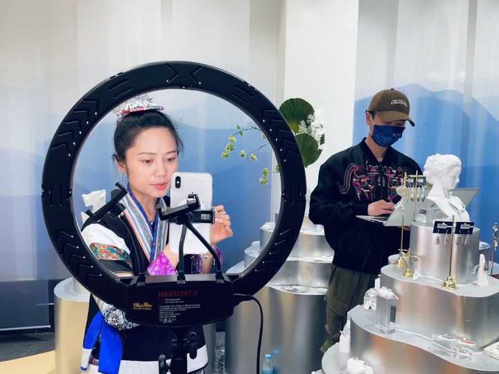 九游app：文化新观察·文化赋能经济社会发展系列谈丨数字技术重构消费(图2)