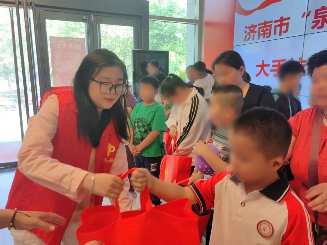 九游体育：2025“泉城福彩公益行——大手拉小手”系列公益活动温暖启幕为70名儿童圆梦微心愿(图2)