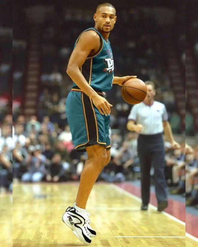 九游app：巅峰之作！卖出150万双！力压AJ(图9)