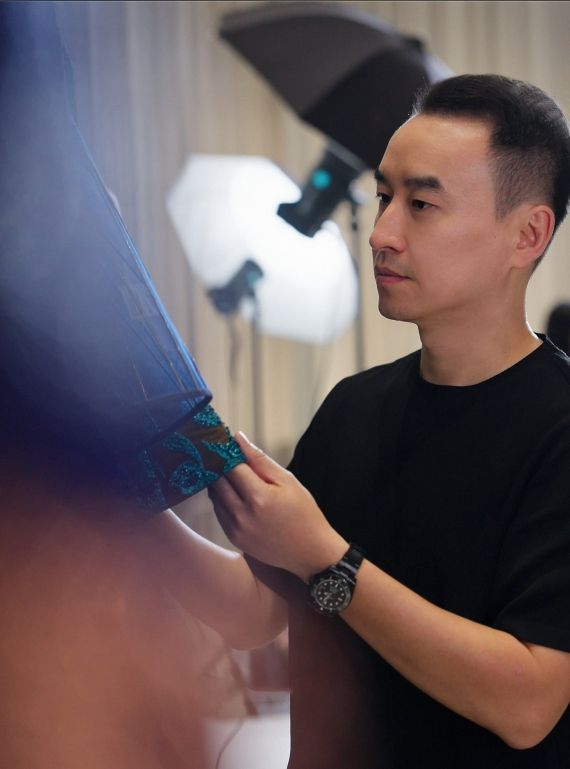 九游体育：风雅为骨衣脉为根——雅莹设计总监陈曦用中国时尚语言重构文化自信(图6)