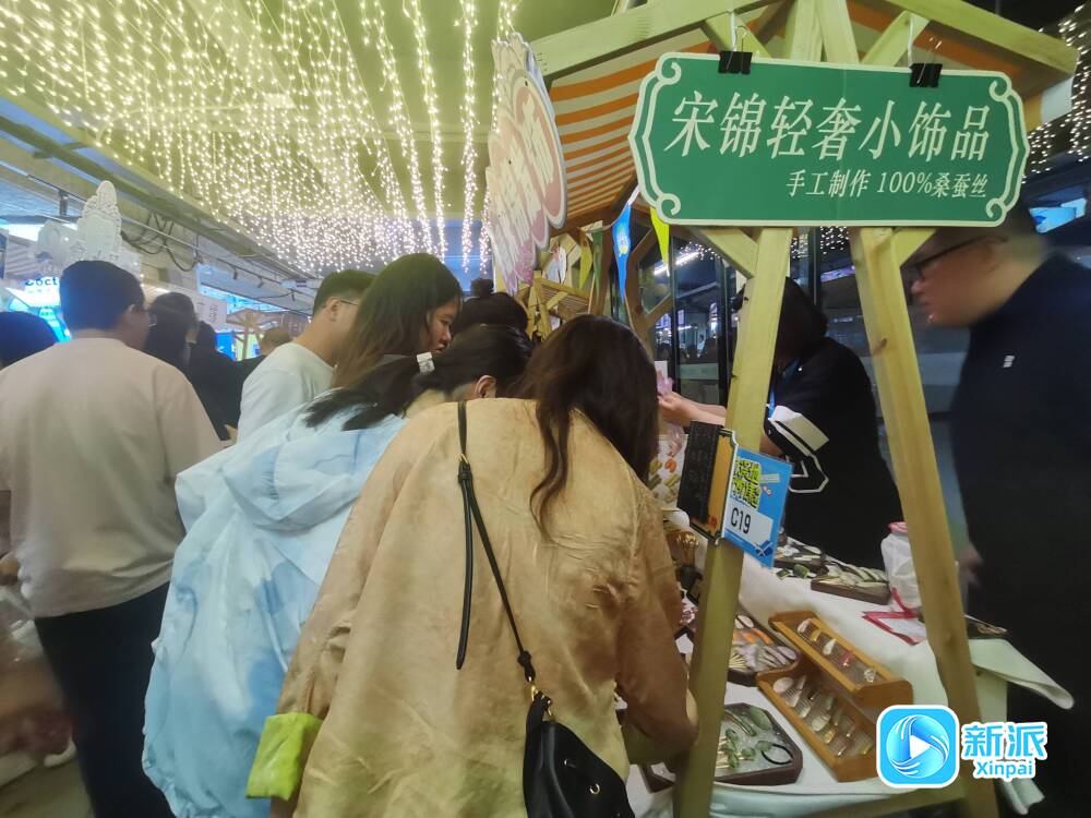 潍坊凤溪地万物集夜市“宋锦”文创受欢迎引领国潮新风尚(图1)