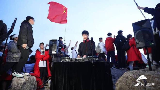 九游app：首个山岳主题音乐快闪！泰山极顶奏响国潮山水强音祝福高考学子(图2)