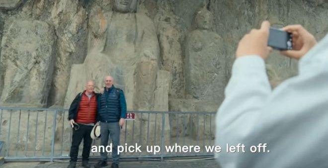 BBC真人秀来中国拍摄引热议！情侣选手三蹦子车后接吻母子选手滞留了36个小时才出北京(图9)