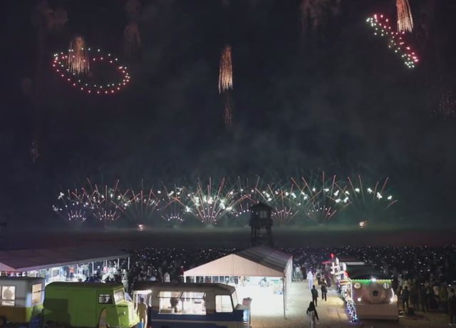 九游app入口：金山城市沙滩国际音乐烟花秀精彩继续异域风情与奇妙想象再掀热潮(图2)