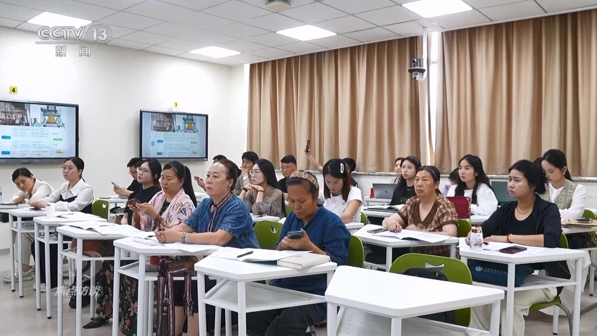 九游体育：焦点访谈｜“新中式”引领国潮新风尚千年织锦织出锦绣未来(图5)
