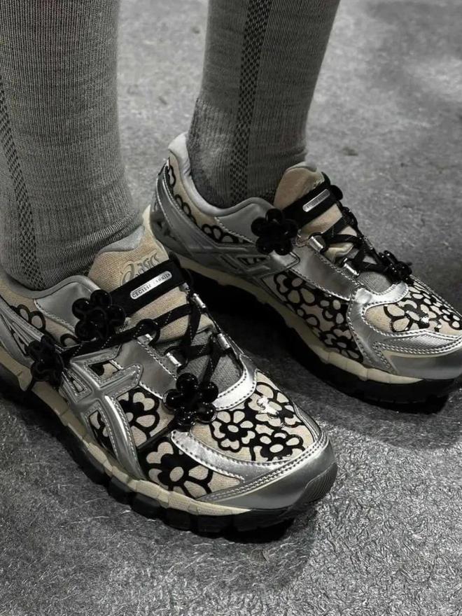 当「液态银」成春夏潮人招牌色这4双sneakers值得一冲！(图10)