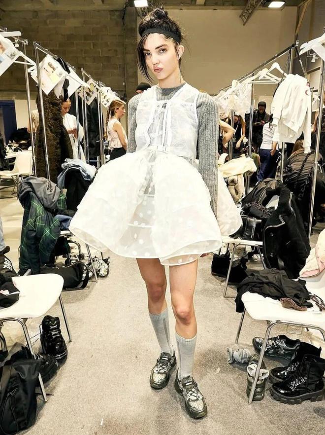 当「液态银」成春夏潮人招牌色这4双sneakers值得一冲！(图11)