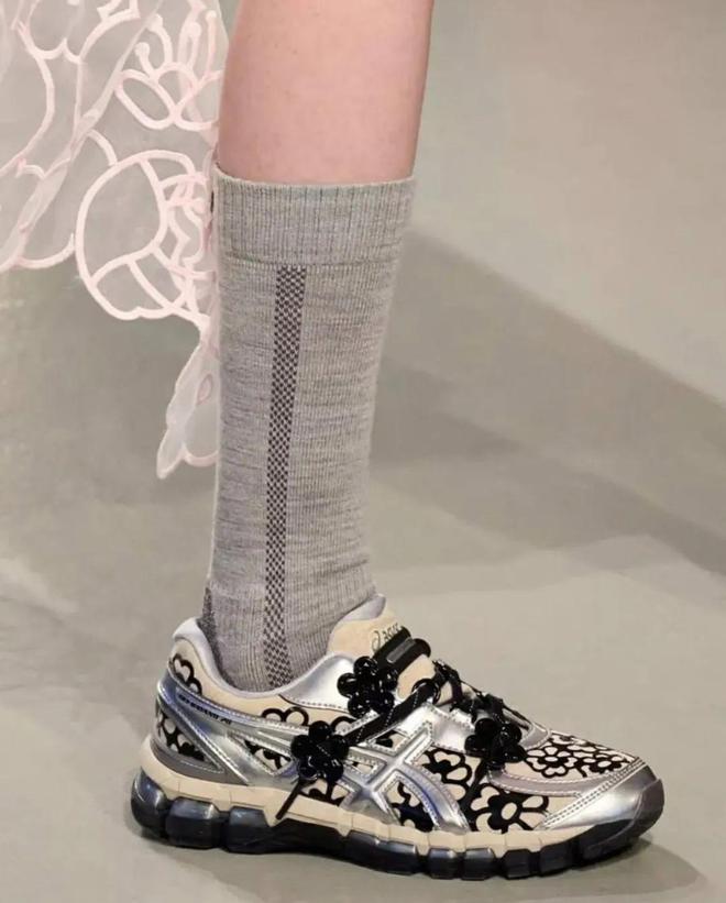 当「液态银」成春夏潮人招牌色这4双sneakers值得一冲！(图9)