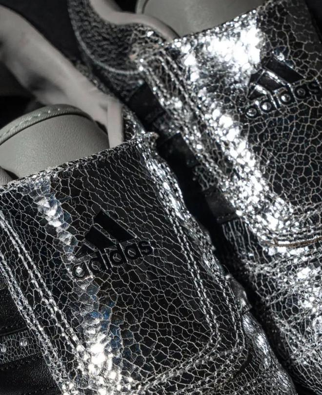 当「液态银」成春夏潮人招牌色这4双sneakers值得一冲！(图18)