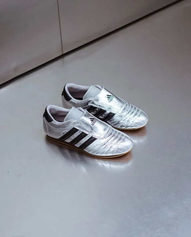 当「液态银」成春夏潮人招牌色这4双sneakers值得一冲！(图15)