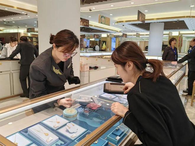 上市3周狂揽2亿元！这家老字号国潮新品爆火今天还有圣斗士联名产品上市→(图3)