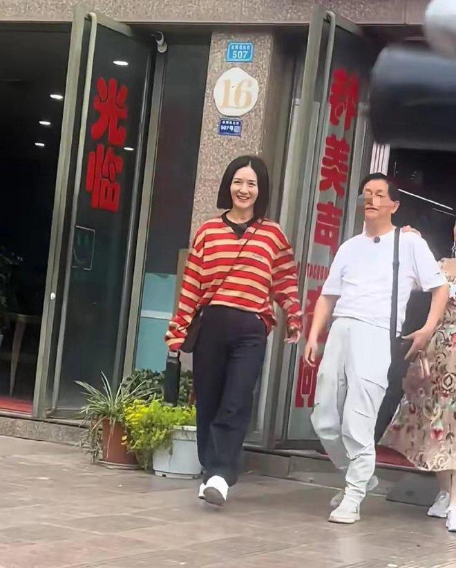 43岁谢娜和父母在餐馆吃饭穿红配黑也不洋气真人有点显老！(图2)