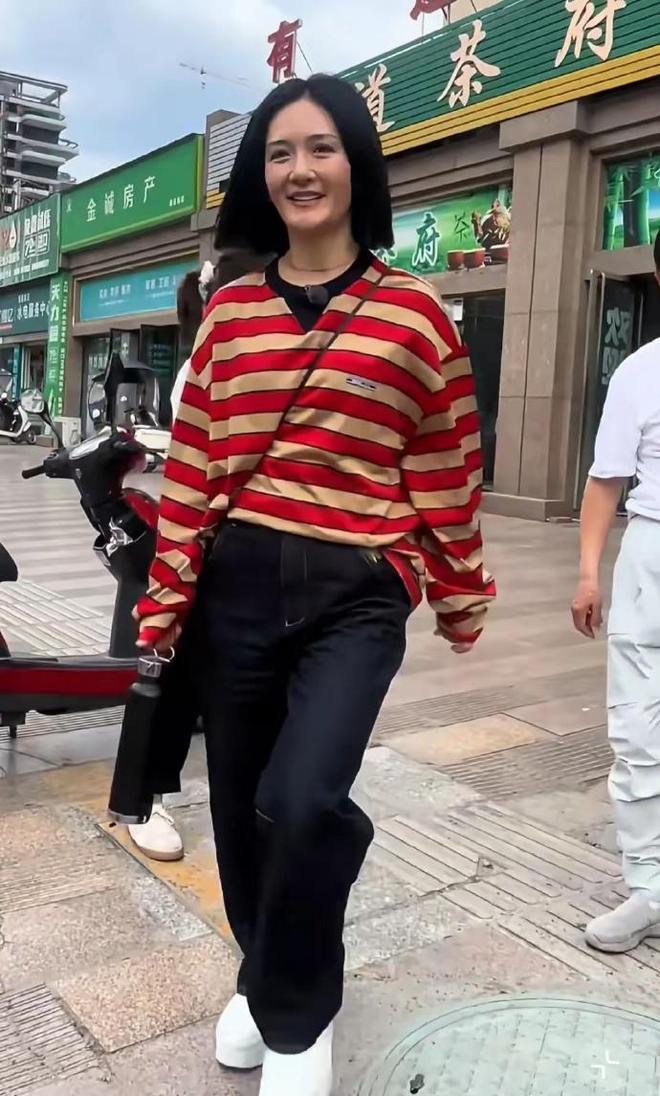 43岁谢娜和父母在餐馆吃饭穿红配黑也不洋气真人有点显老！(图3)