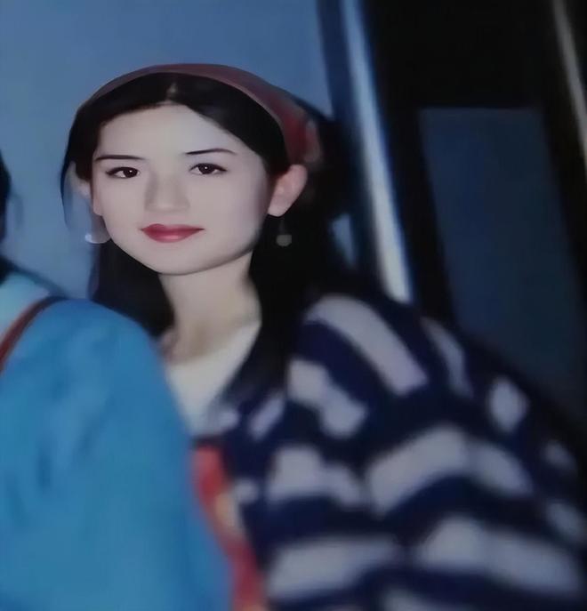 43岁谢娜和父母在餐馆吃饭穿红配黑也不洋气真人有点显老！(图5)