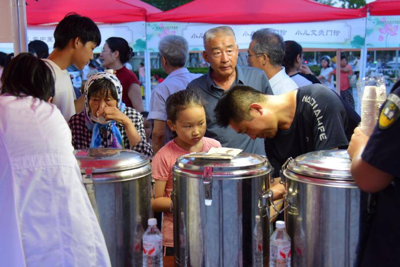 九游体育：青島即墨：“煙火氣”邂逅“本草香”！中醫藥文化夜市掀起養生新潮流(图8)
