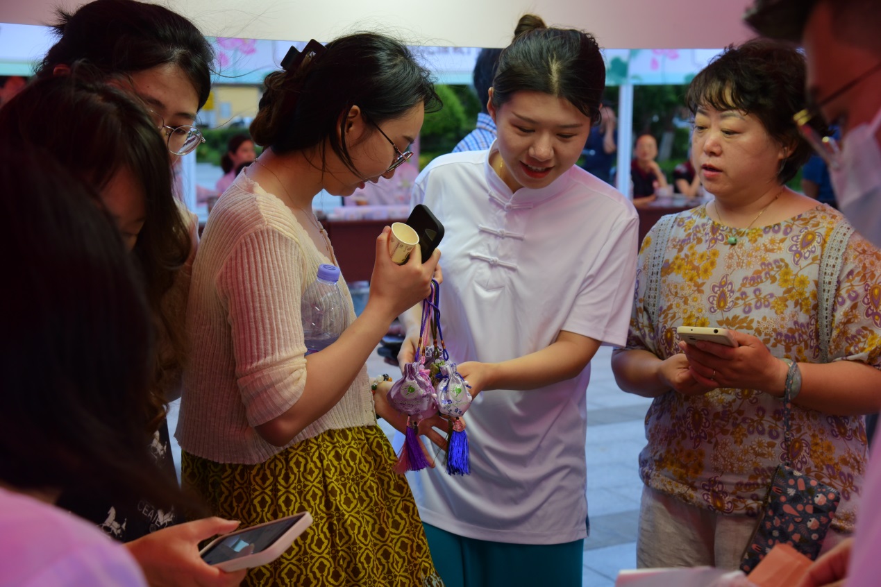 九游体育：青島即墨：“煙火氣”邂逅“本草香”！中醫藥文化夜市掀起養生新潮流(图7)