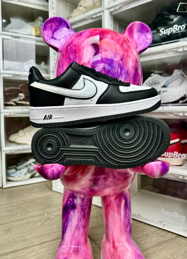 九游app：AF1黑白熊猫经典配色背后的潮流密码