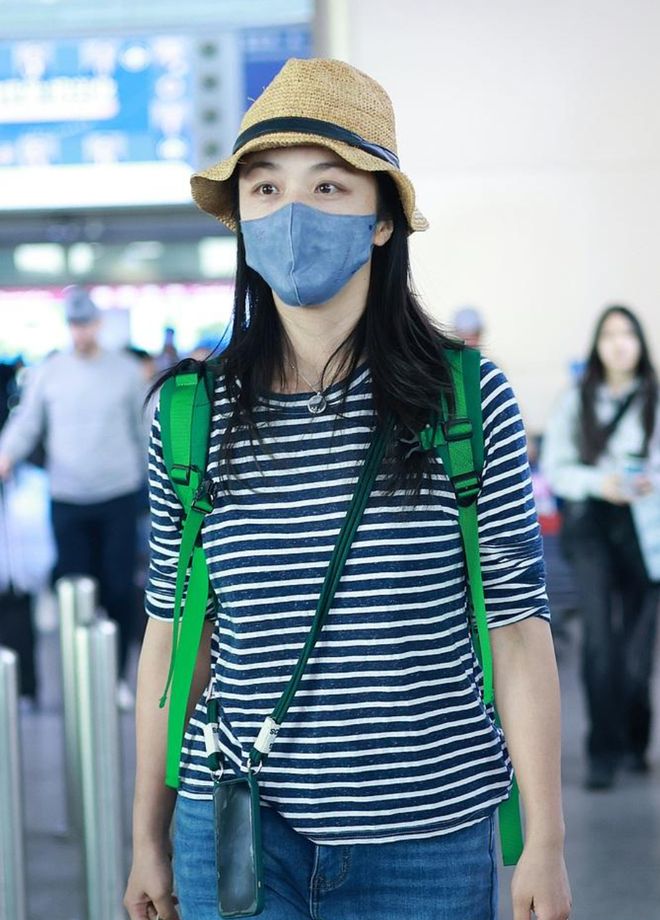汤唯素颜走机场打扮简单朴素好接地气路人镜头下和普通人无异(图4)